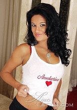 Carolina is a passionate Brazilian lady who takes care of her appearence